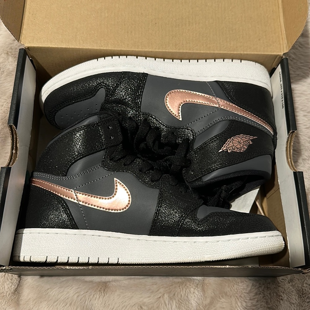 Air Jordan 1 Retro High woman’s size 5